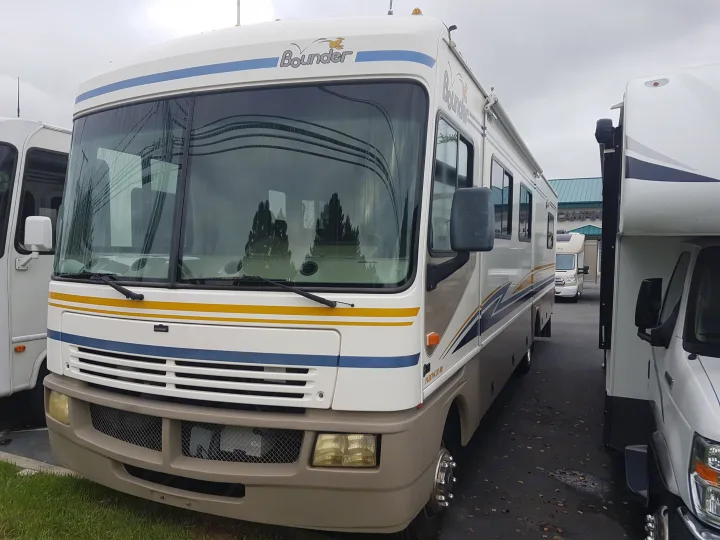 Great RV for your travel vacations. Fleetwood Bounder 2003