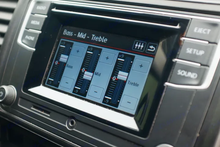 Adjust audio on your RV rental's infotainment system: Bass, Mid, Treble equalizer screen for optimal sound experience.. Volkswagen Caravelle Long 2019