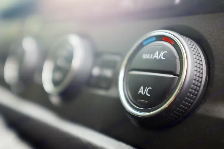 RV rental interior: Close-up of AC control dial with MAX A/C & A/C buttons, red/blue temperature markers.. Volkswagen Caravelle Long 2019