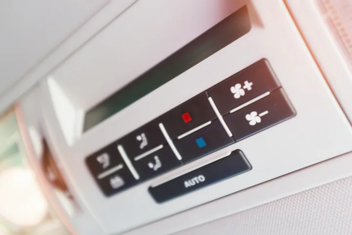 Overhead controls in an RV rental for climate management. Adjust fan speed, temperature (red/blue), and air direction with AUTO mode.. Volkswagen Caravelle Long 2019