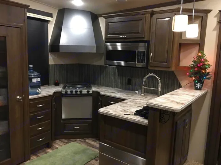 Huge kitchen. . Evergreen Bay Hill 2016