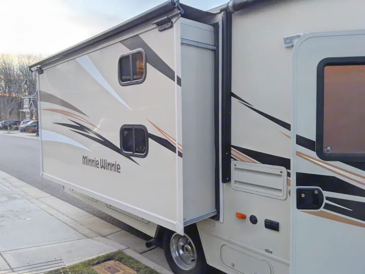 passenger side exterior, pull-out extended . Winnebago Minnie Winnie 2017