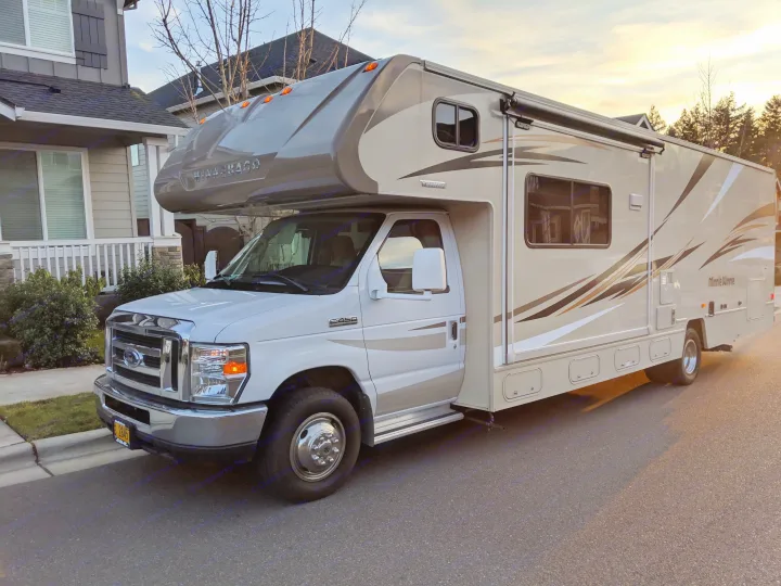 driver's side exterior, pull-out not extended . Winnebago Minnie Winnie 2017