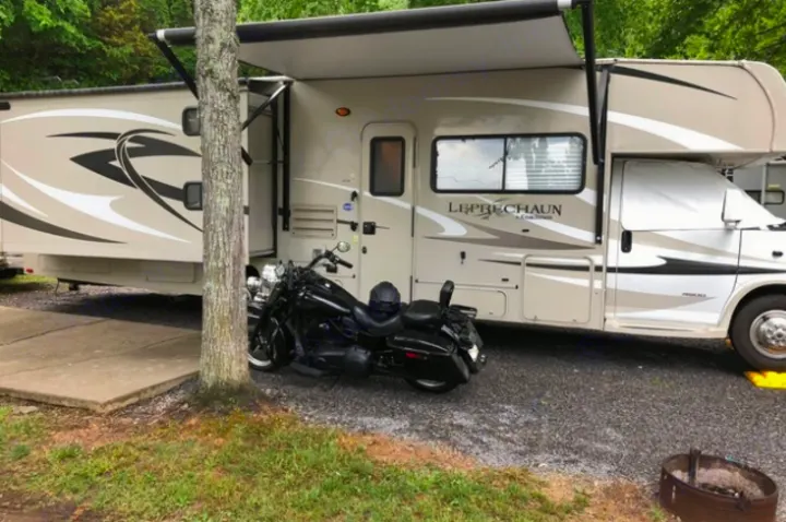 Coachmen Leprechaun BH320 2014