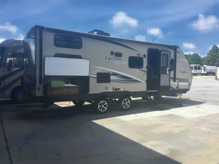 Coachmen Freedom Express 25BHS 2017