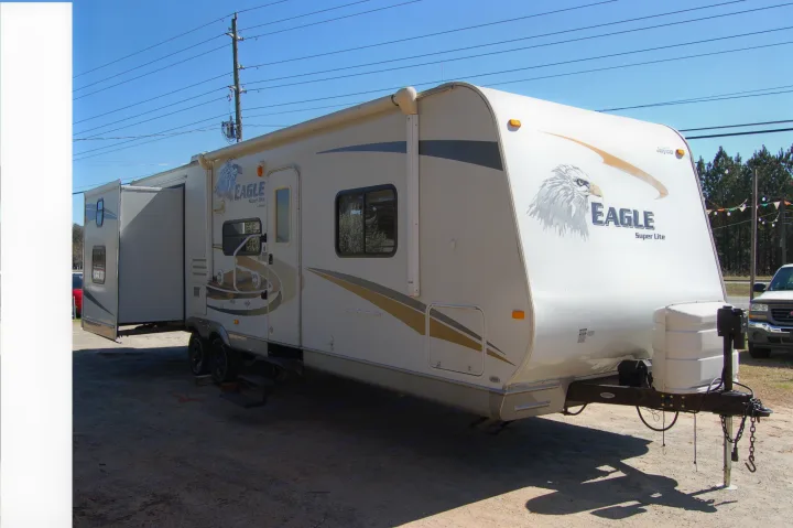 Spacious and fully stocked camper ready for weekends on the road or by the lake.. Jayco Eagle Super Lite 2009