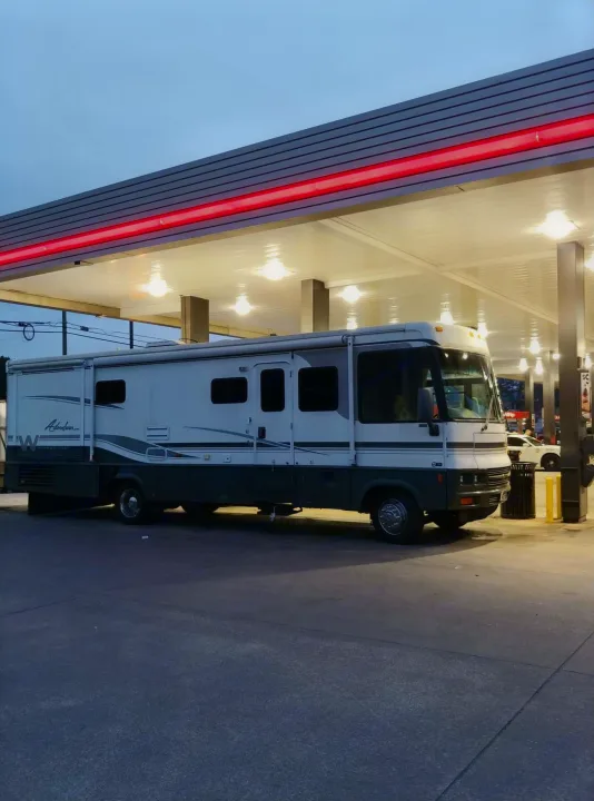 Winnebago Adventurer 2004