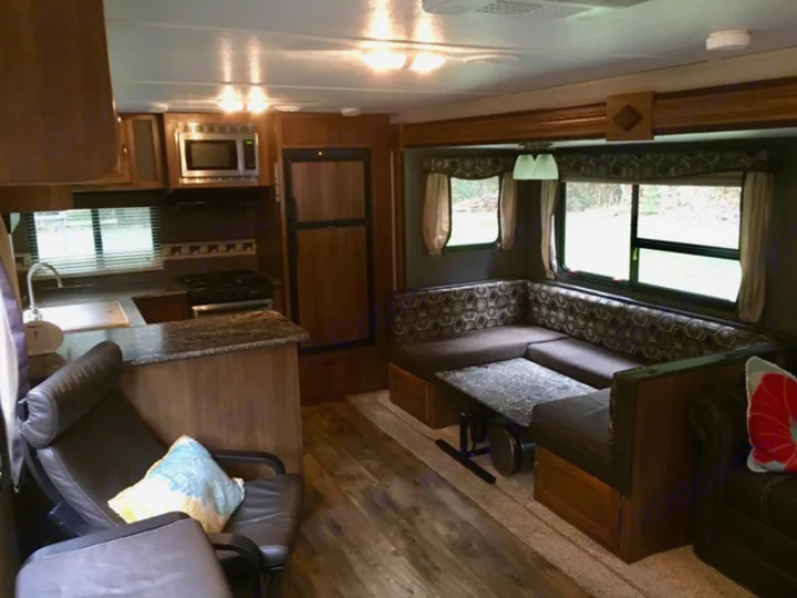 Well stocked large kitchen, dining sit 6, lots of windows for natural lighting.. Keystone Springdale 2016