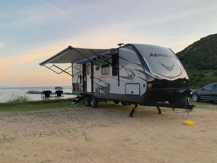 Enjoy the outdoor living with the extras this trailer has to offer.. Dutchmen Aerolite 2018