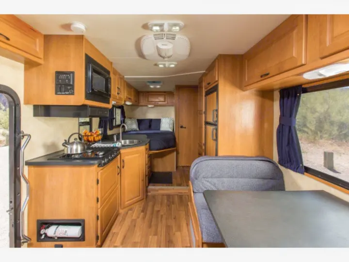 Thor Motor Coach Four Winds Majestic 2016