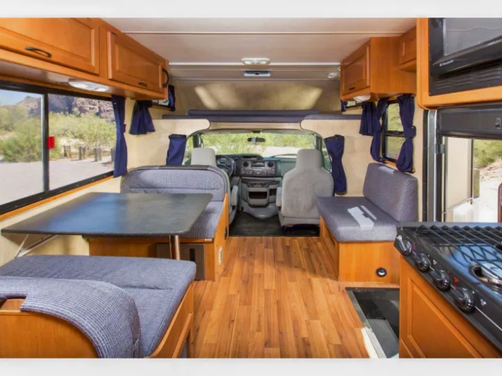 Thor Motor Coach Four Winds Majestic 2016