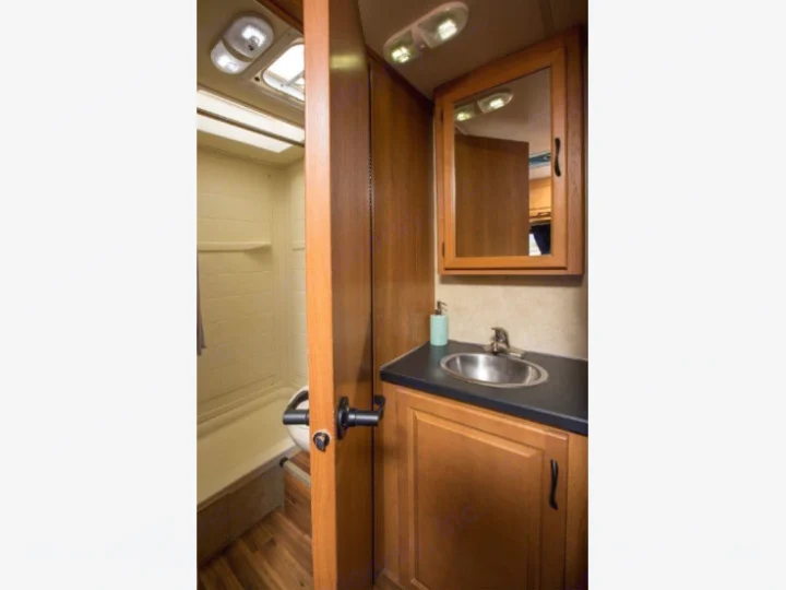 Thor Motor Coach Four Winds Majestic 2016