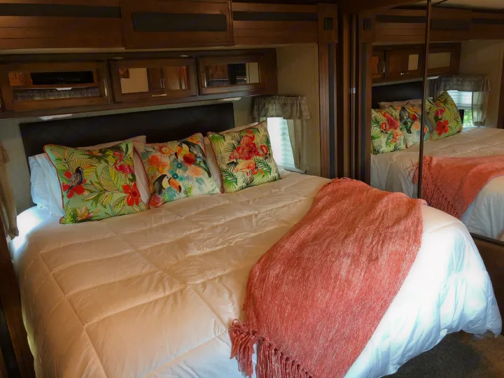 Super comfortable king size bed. Keystone Outback 2017