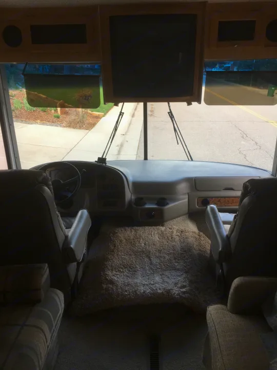 Expansive front window. Helps to maximize opportunities for amazing views! . R-Vision Trail-Lite 25 2005