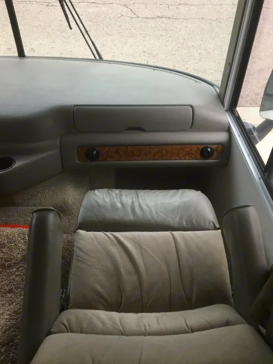 Spacious passenger seating with 180 views. Very comfortable seat in the cab for a pleasant drive. . R-Vision Trail-Lite 25 2005