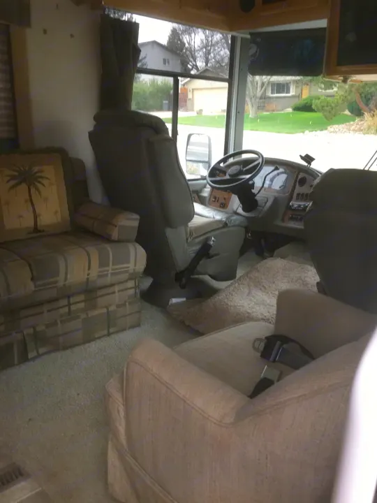 Driver and passenger seats rotate around for additional conversational seating. . R-Vision Trail-Lite 25 2005