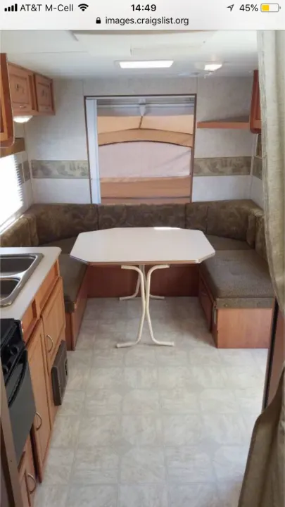 table converts into queen bed. Thor Motor Coach Wanderer 2005