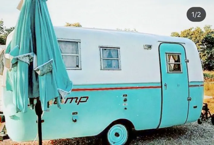 Cutest little scamp for a an amazing glamping weekend! Come with a little seating area for outside, umbrella and more!. Scamp 13' 1983