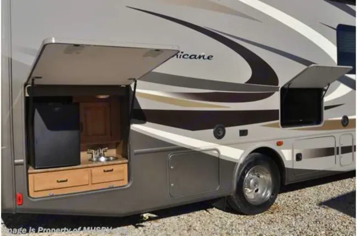Thor Motor Coach Hurricane 2016