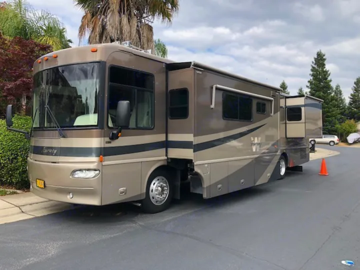Winnebago Journey 2005