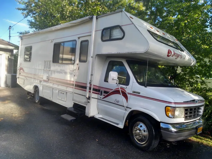 Explore the outdoors! This white Jayco Eagle RV rental, built on a Ford E-350, is ready for your next adventure.. Jayco Eagle 1996