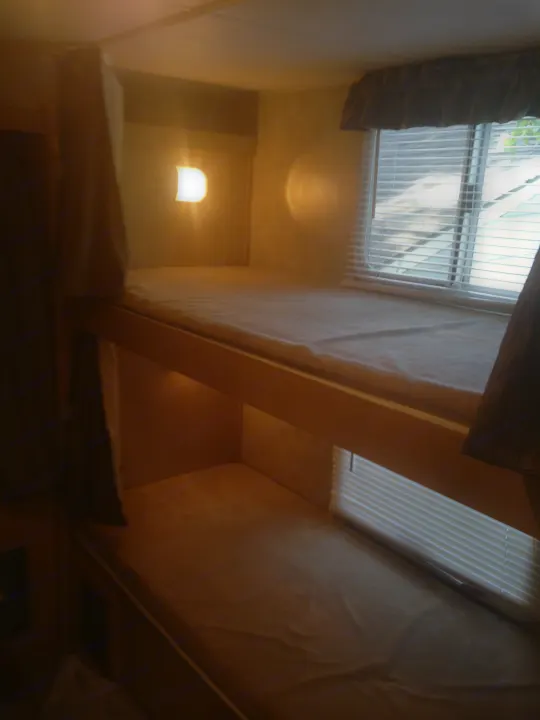 Bunk beds. Dutchmen Aerolite 2007