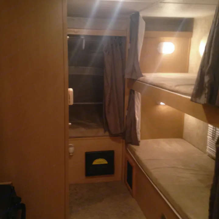 Bunk beds and queen fold-out. Dutchmen Aerolite 2007