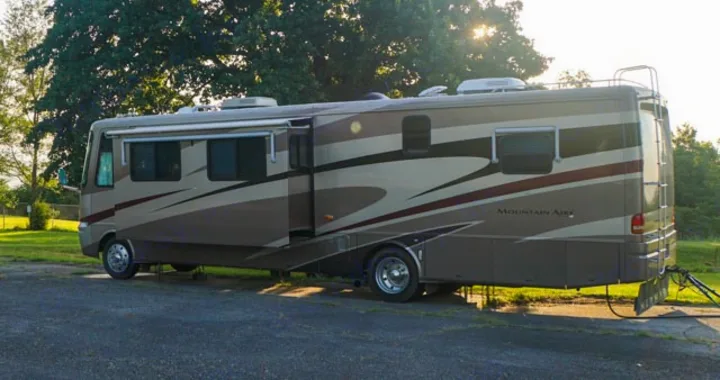 Quality 40 ft Newmar with 2 slides.  Ideal for 2 couples.  Large solar system & two ACs, etc, etc. Newmar Mountain Aire 2003