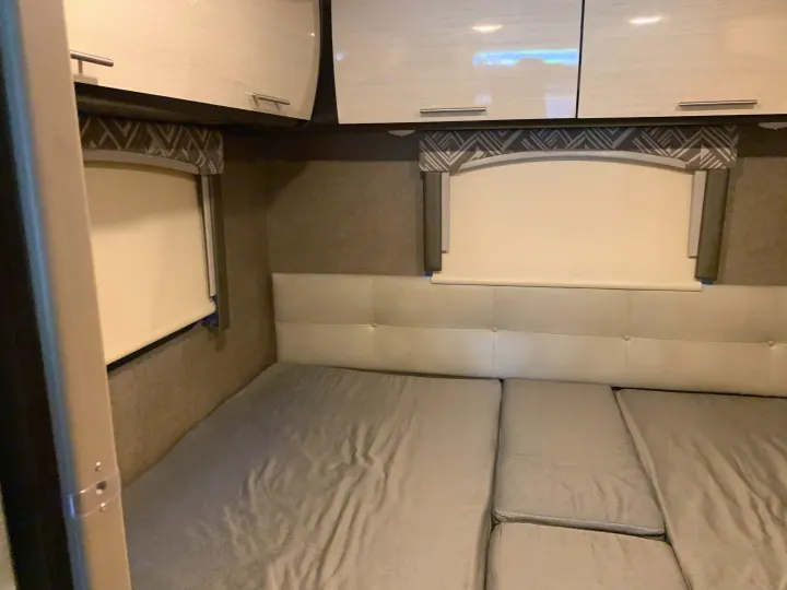 King size bed or 2 twins.. Thor Motor Coach Axis 2018