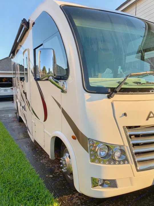 Front passages side. . Thor Motor Coach Axis 2018