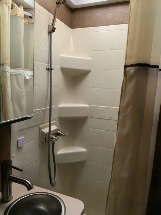 Shower. Thor Motor Coach Axis 2018