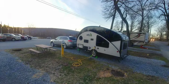Trailer Swift chilling at the KOA near Harpers Ferry. Safari Alto R1723 2019