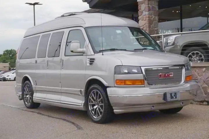 Full photo of van. GMC Savana 2006