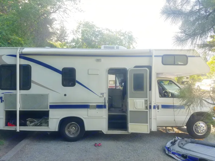 Out camping!. Thor Motor Coach Four Winds Majestic 2001