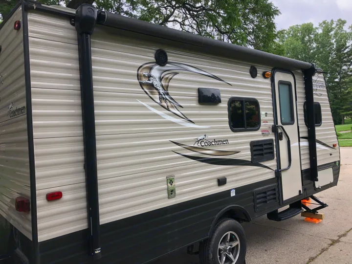 Step up into this wonderful camper. Automatic awning comes down with a switch. Also indoor/outdoor speakers and Bluetooth to listen to music . Coachmen Clipper 2017