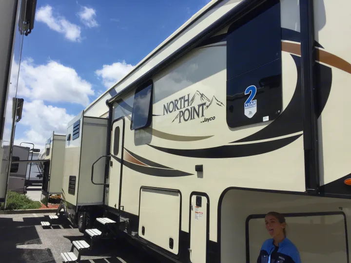 2 slides shown with 5 in total giving you a very spacious layout. Jayco North Point 2017