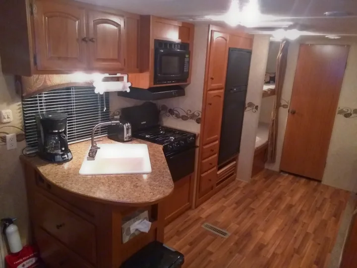 Kitchen and amentities / Appliances. Dutchmen Coleman 2010