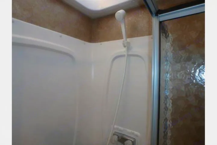 Shower. Winnebago Minnie Winnie 2015