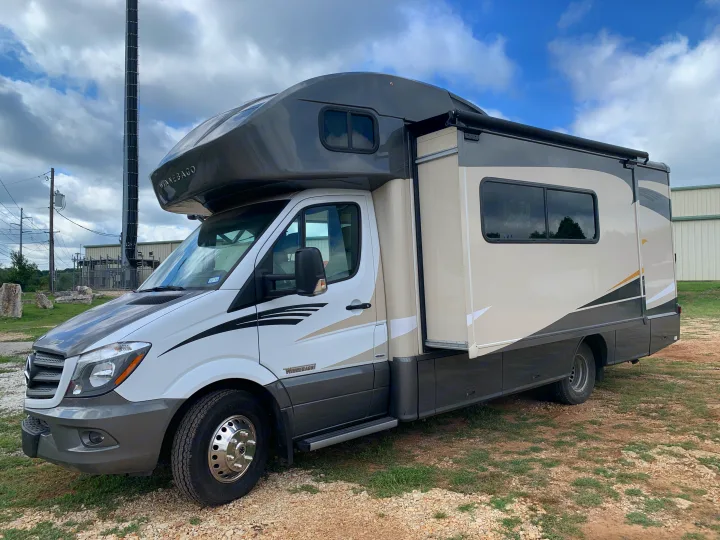 Winnebago Navion 2016