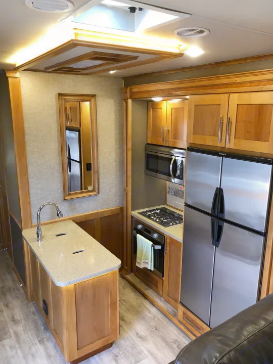 Galley with all of the latest amenities to cook great camping meals. Full size convection / microwave oven, large fridge with ice maker, 3 burner range top with largest conventional oven in it’s class . Vanleigh Vilano 2018