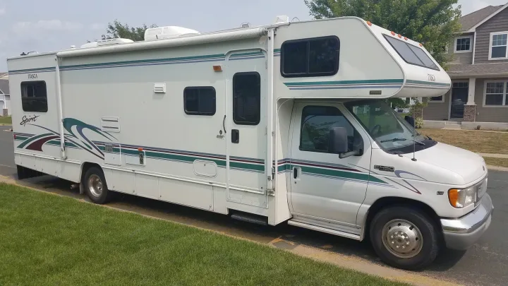 Huge 18 foot awning to provide shade while you listen to music outside or grill.. Itasca Spirit 2001