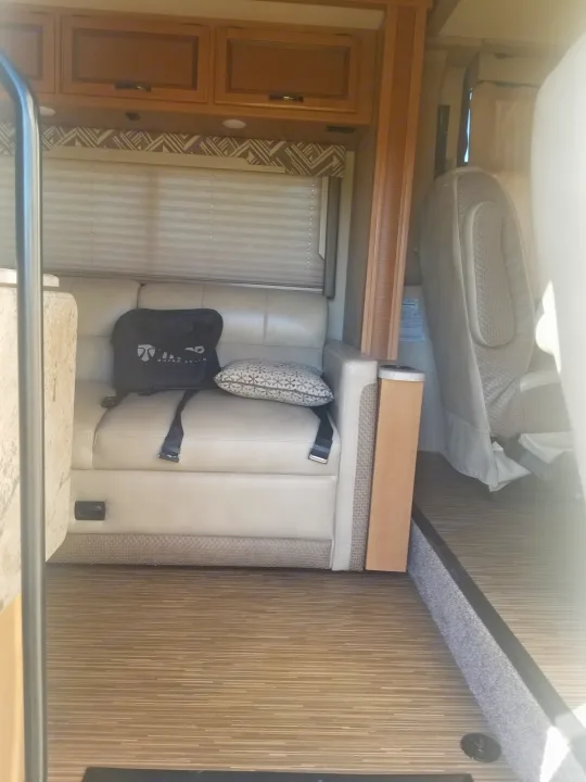 Thor Motor Coach Axis 2017