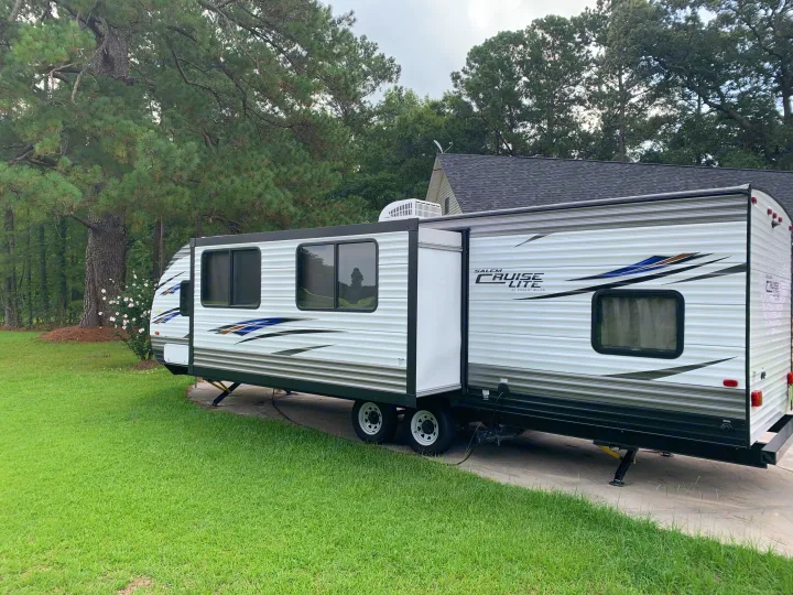 left side with 1 slide out. ForestRiver SalemCruiseLite 2019