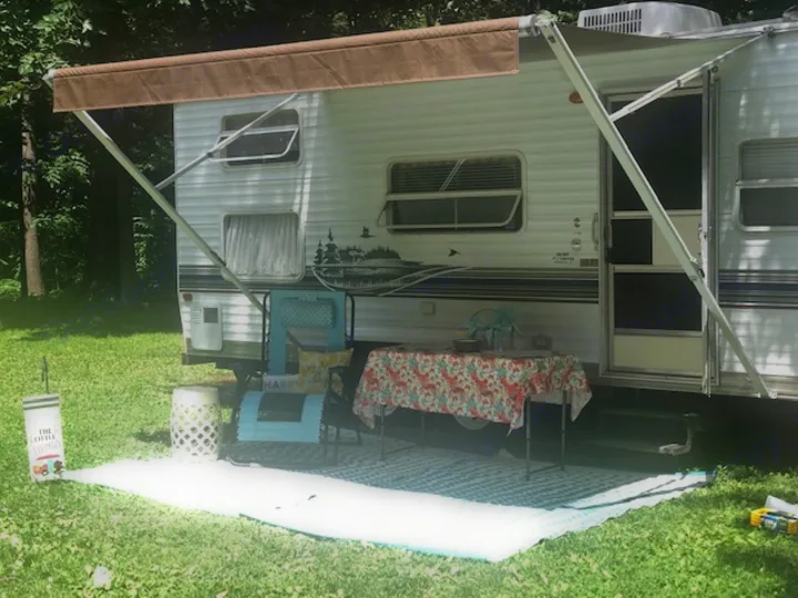 Have a cozy outdoor meal under the awning or just rest from any heat. Forest River Salem 2005