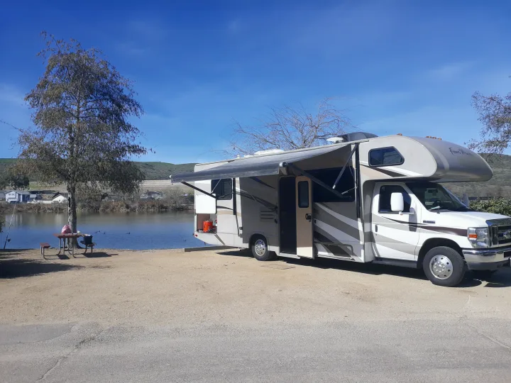 Best feeling waking up at the lake.. Ford Fourwinds 2016