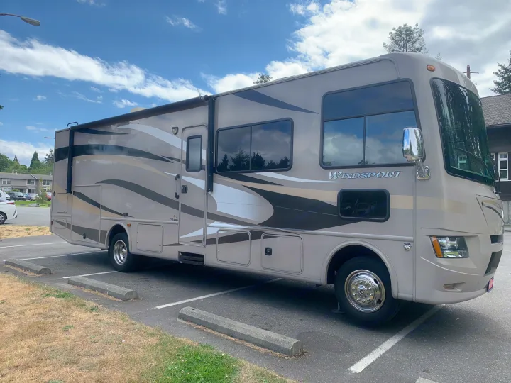 Passenger Side. Thor Motor Coach Windsport 2014