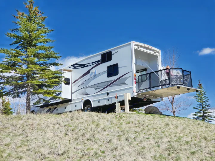 Class A & Toy Hauler with Patio & Garage!  The powerful Workhorse Chassis gives it the power you'll need to climb hills at freeway speeds.   Can haul an added 3,000 pounds - Boat, etc.. Damon Outlaw 2009