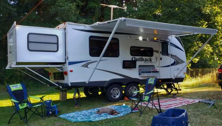 Enjoy the comforts of home while outdoors with speakers, lights, TV Mounting Station (mount, double 110V outlet, cable) outdoor kitchen (water station/2-burner stove) covered by a manual 14ft awning, . Keystone Outback 210RL 2009