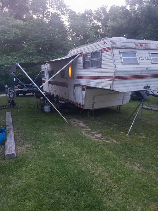 Front view of canper. Nu Wa 5th Wheel 1981