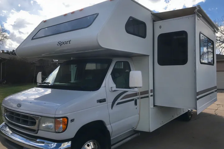 Expand your living quarters with the room slide-out!. Thor Motor Coach Chateau 2002